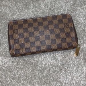Louis Vuitton zippy wallet